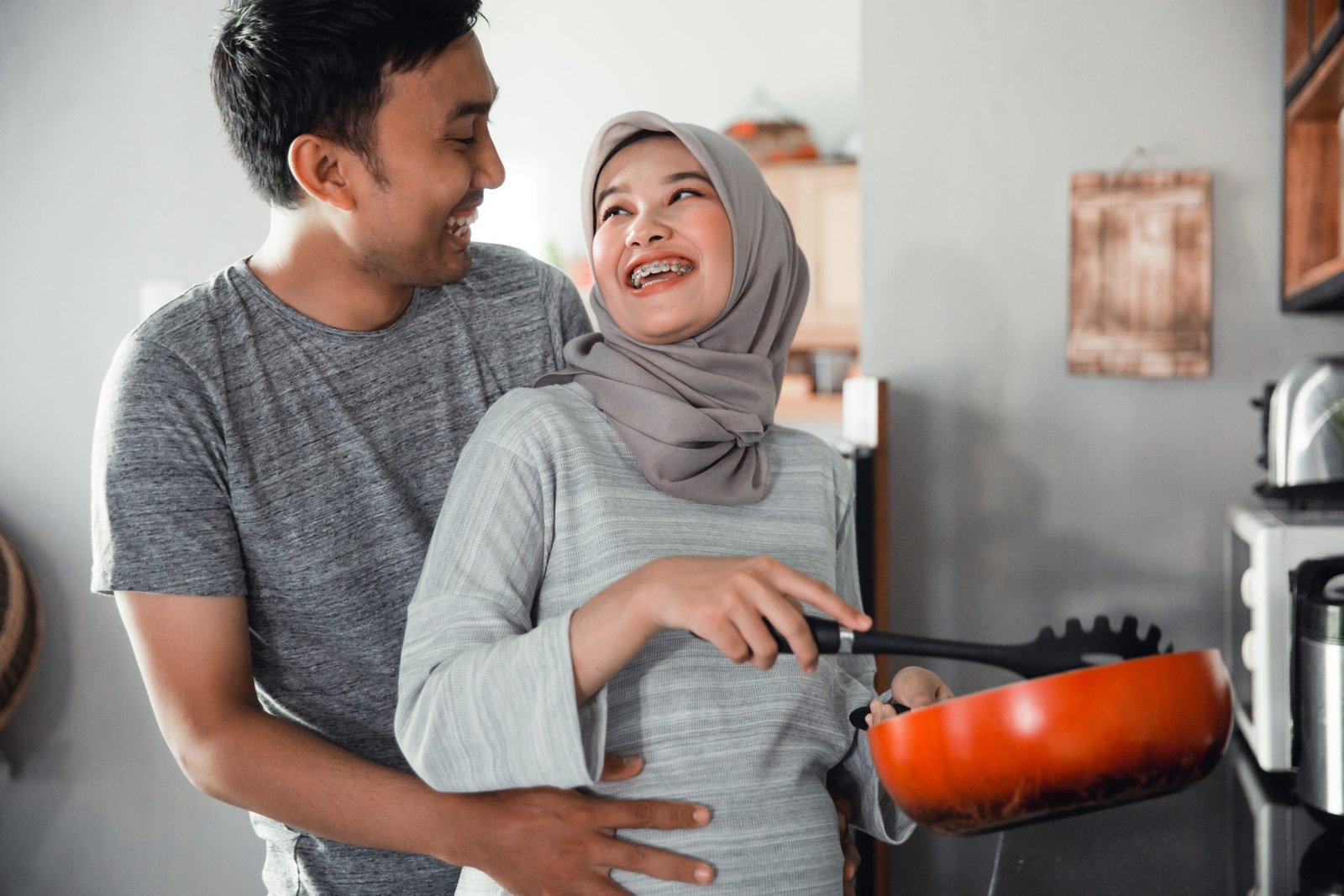 husband-hold-his-wife-belly-while-cooking-scaled-1.jpg