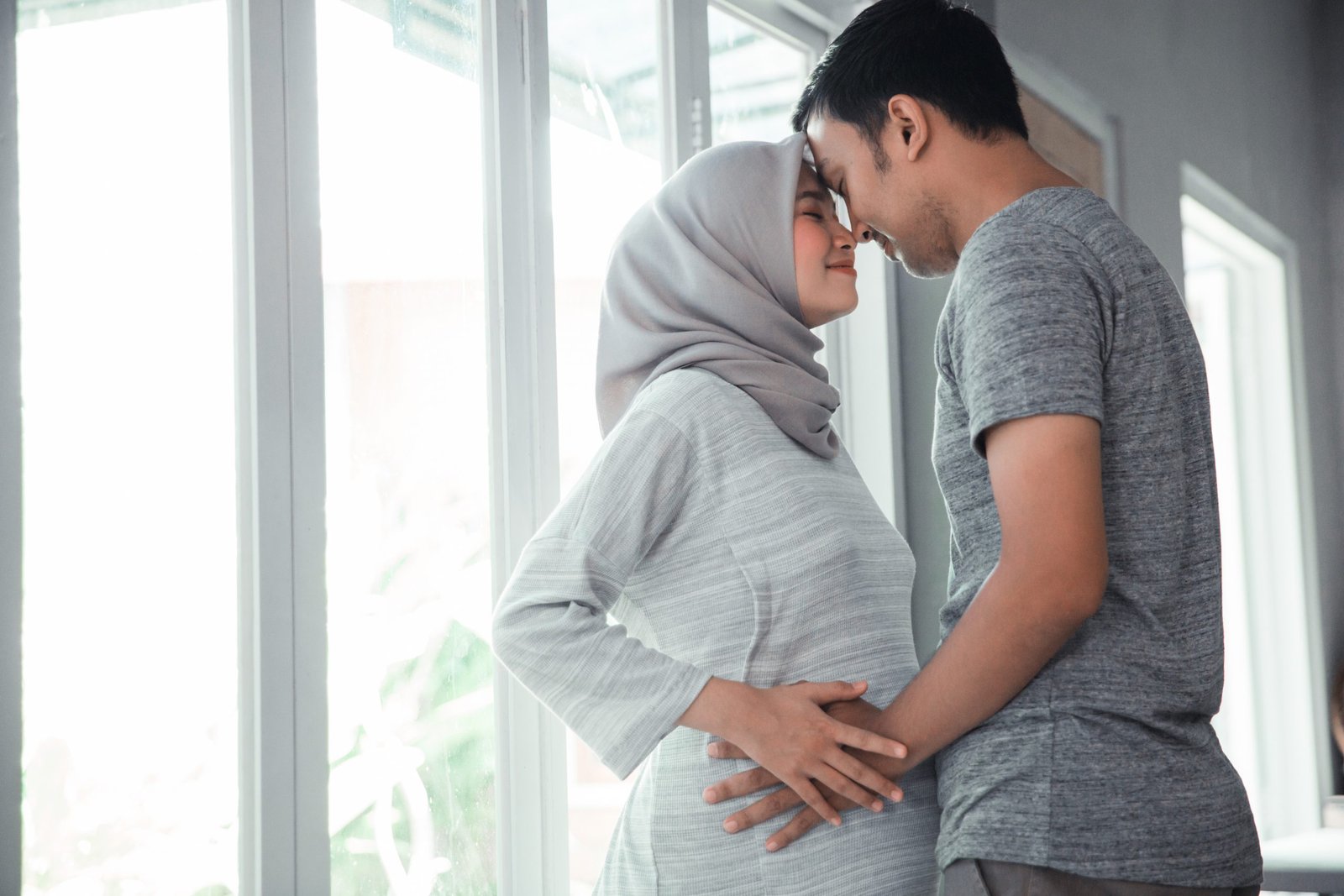 muslim-pregnant-woman-with-her-husband-scaled-1.jpg